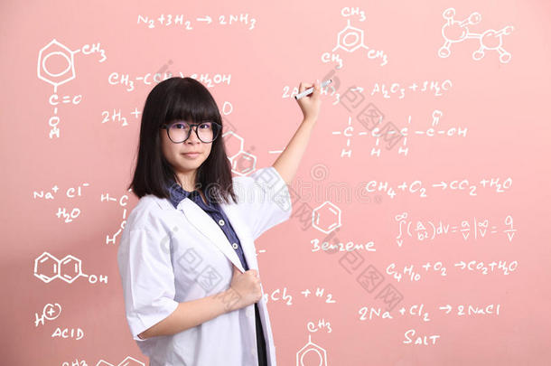 亚洲科学家在粉红色墙上写字