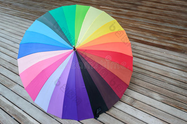 木地板上五颜六色的雨伞