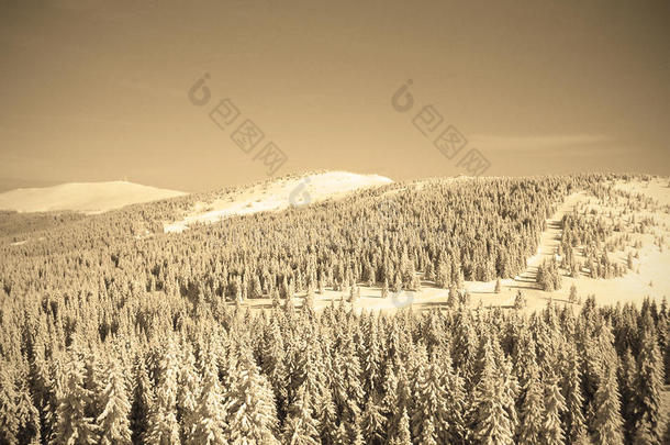 美丽的雪冬景观在一个山<strong>地滑</strong>雪胜<strong>地</strong>，复古的海泡石风格