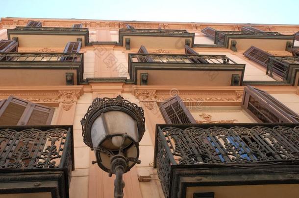 西班牙马拉加的一座带有阳台和锻铁栏杆的建筑的立面非常精致