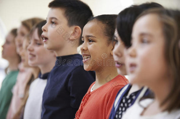一群学校的孩子在合唱团里一起唱歌