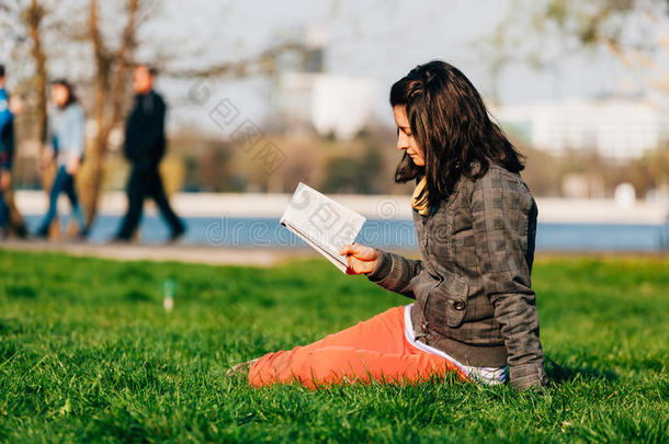 在公园里享受一本好书