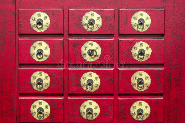 中国红色木柜，有象形文字