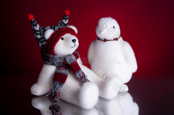圣诞<strong>北极熊</strong>和<strong>企鹅</strong>红色背景