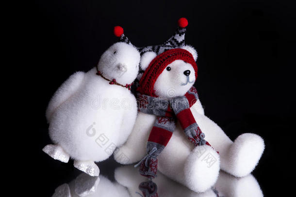 圣诞礼物，企鹅靠在北极熊身上