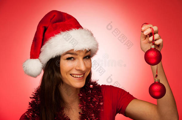 圣诞装<strong>饰品</strong>在一个<strong>花瓶</strong>里，戴着圣诞老人的红手套