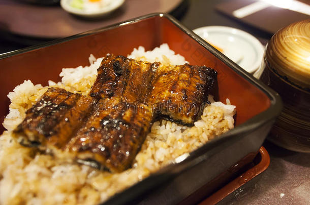 烤鳗饭在碗里