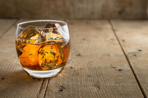 波旁<strong>威士忌威士忌威士忌</strong>玻璃美术一流的艺术乡村木桶背景