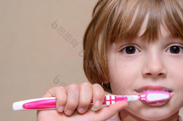 女孩用牙刷刷牙