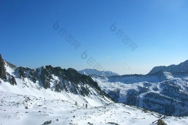 美丽的雪冬景观在一个山地滑雪胜地，全景