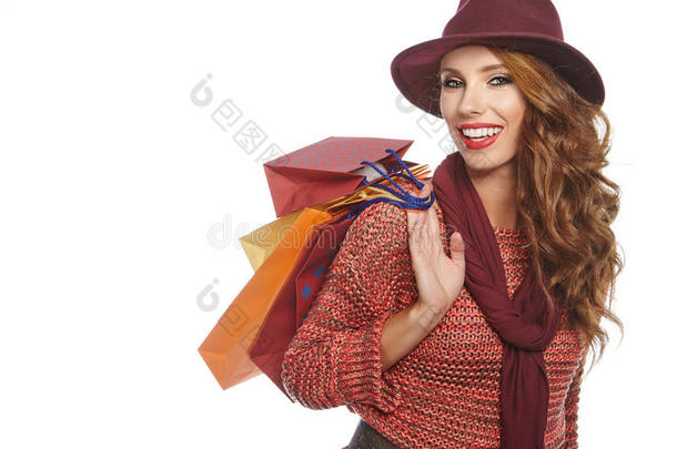 购物的女人拿着包，