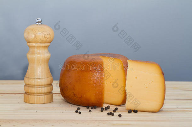 奶酪轮和切片与木制胡椒粉