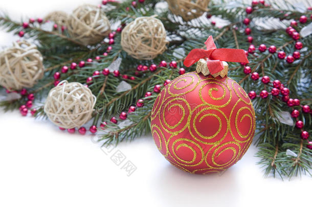 圣诞红球，冷杉枝，珠子