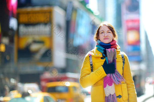 美丽的年轻女子在<strong>时代广场</strong>观光