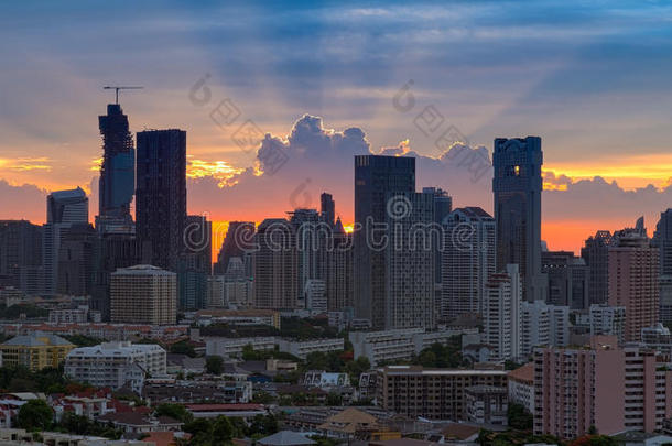 美丽的日落在曼谷城市与剪影