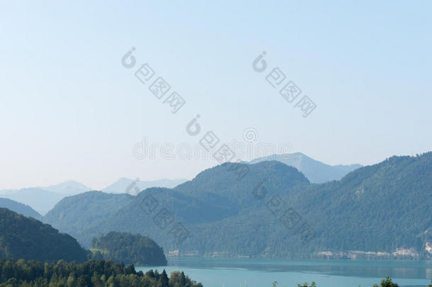 青山与湖泊景观