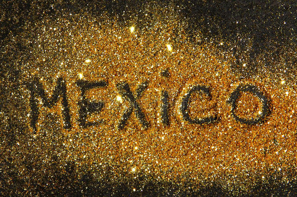 模糊的铭文墨西哥金色闪光的黑色背景