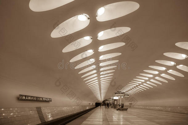 现代地铁站的大厅，有椭圆形灯光的透视箭头