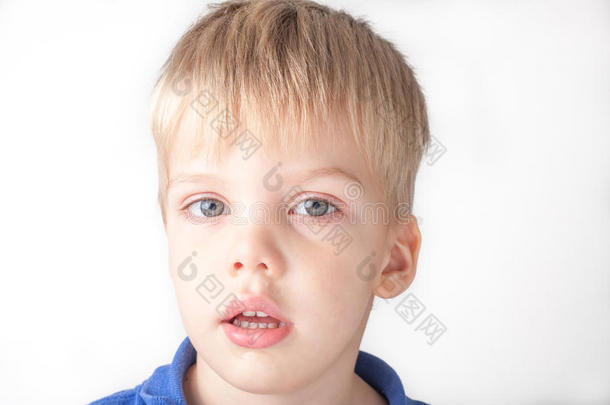 一个流鼻涕的生病的蹒跚学步的男孩的肖像