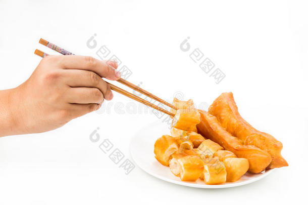 筷子够到一块油条，或者油炸面包