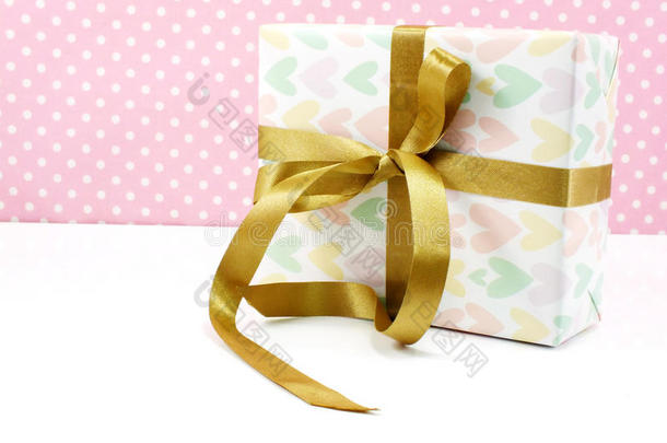 礼品盒粉红色礼物，粉红色背景上有丝带