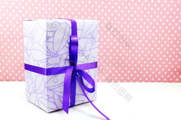 礼品盒粉红色礼物，粉红色背景上有丝带