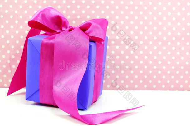 可爱的<strong>礼品盒</strong>在粉红色背景可爱的<strong>礼品盒</strong>与可爱的蝴蝶结