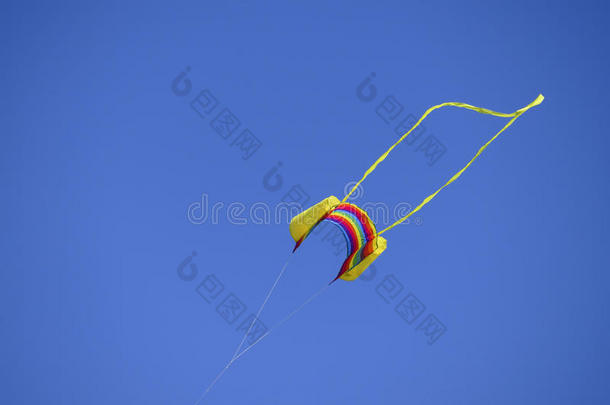五颜六色的风筝在风中迎着蓝天飞翔