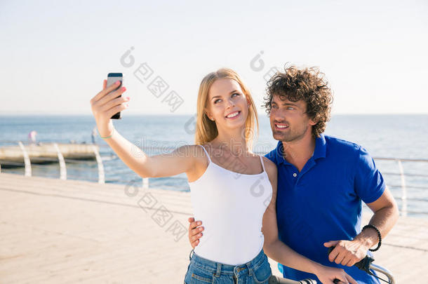 一对夫妇在户外智能手机上拍自拍照片