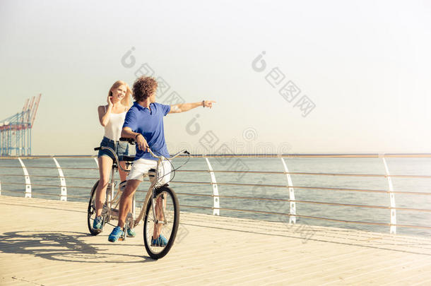 一对夫妇在户外骑串联自行车