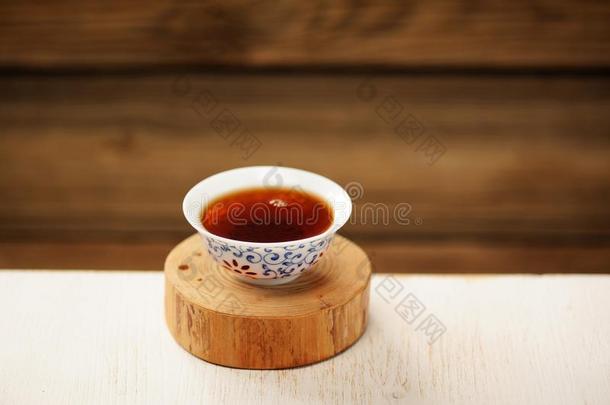 木架上白色碗中的红茶
