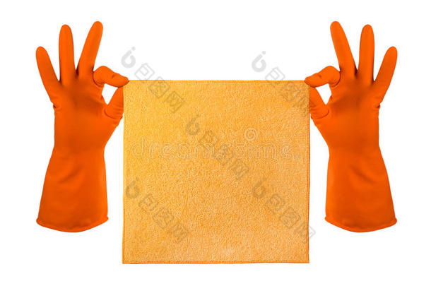 手里拿着橙色的橡胶手套，拿着橙色的抹布