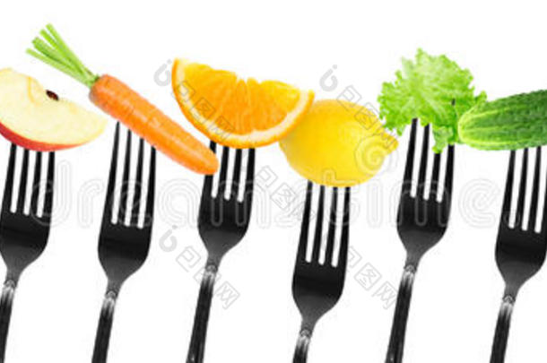 叉子上的水果和蔬菜