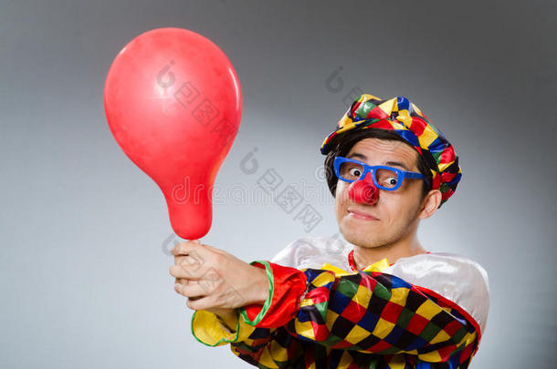 <strong>小丑</strong>有<strong>气球</strong>在有趣的概念