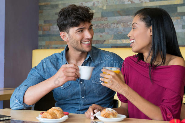 一对夫妇在<strong>咖啡吧</strong>吃早餐