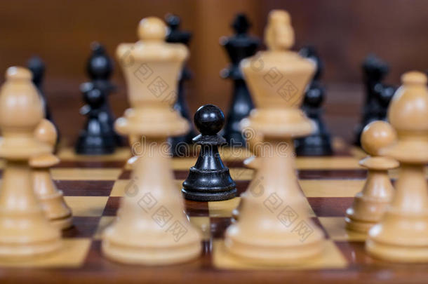 国际象棋，特写一个黑色的棋子，白色的数字在前面