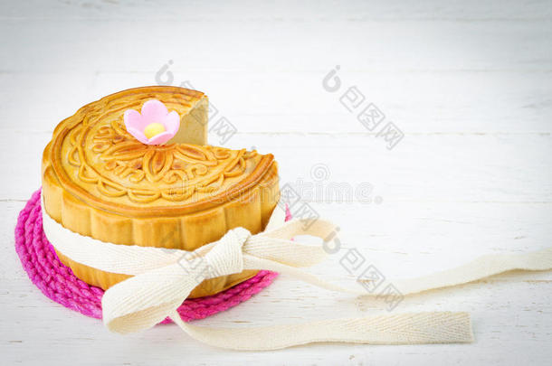 装饰在白木背景上的中国月饼