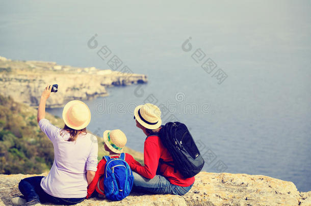 带小孩的家庭在风景优美的夏天旅行