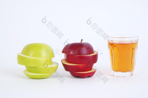 <strong>苹果切片</strong>和<strong>苹果</strong>汁。 白色背景上的红色和绿色<strong>苹果</strong>