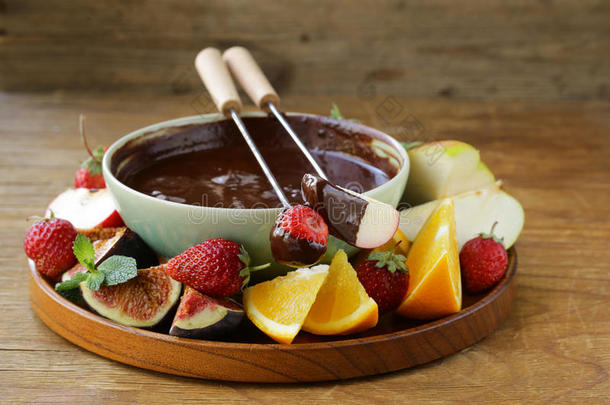 巧克力火锅配各种水果-美味的甜点