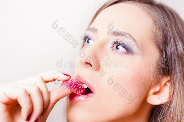 魅力女人用<strong>美妆</strong>吃红色的果酱。