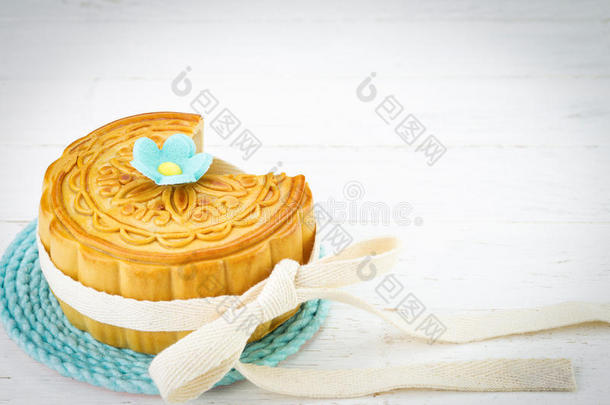 装饰在白木背景上的中国月饼