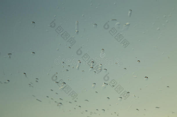 雨季窗户上的水滴。