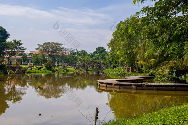 蓝色花园绿色湖湖景