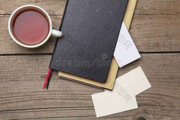 带笔、笔记本和茶的空白名片