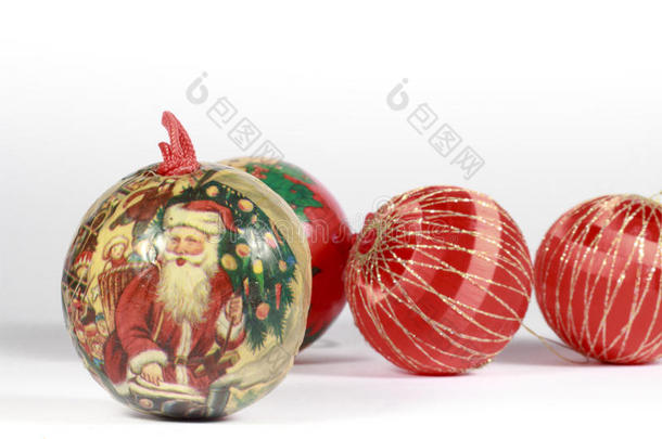 圣诞节在其他红球面前发出低沉的声音