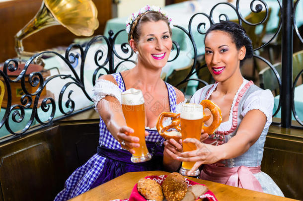 巴伐利亚<strong>客栈</strong>里有椒盐卷饼和啤酒的女朋友