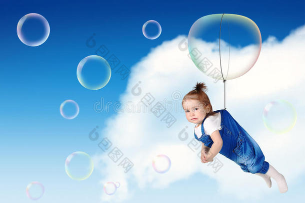 有趣的孩子在肥皂泡上飞翔，飞行创意概念