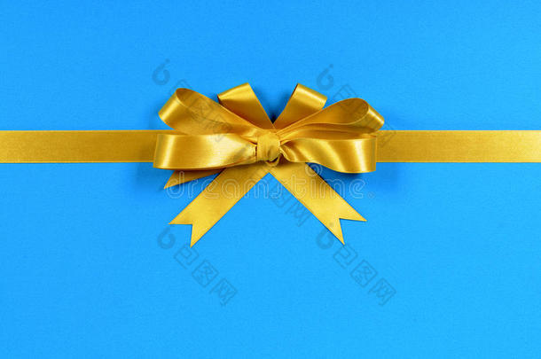 金色礼品蝴蝶结丝带在蓝色背景水平