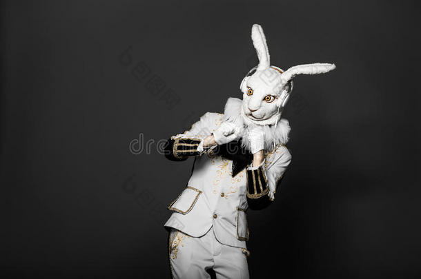演员穿着白兔西装戴着耳机